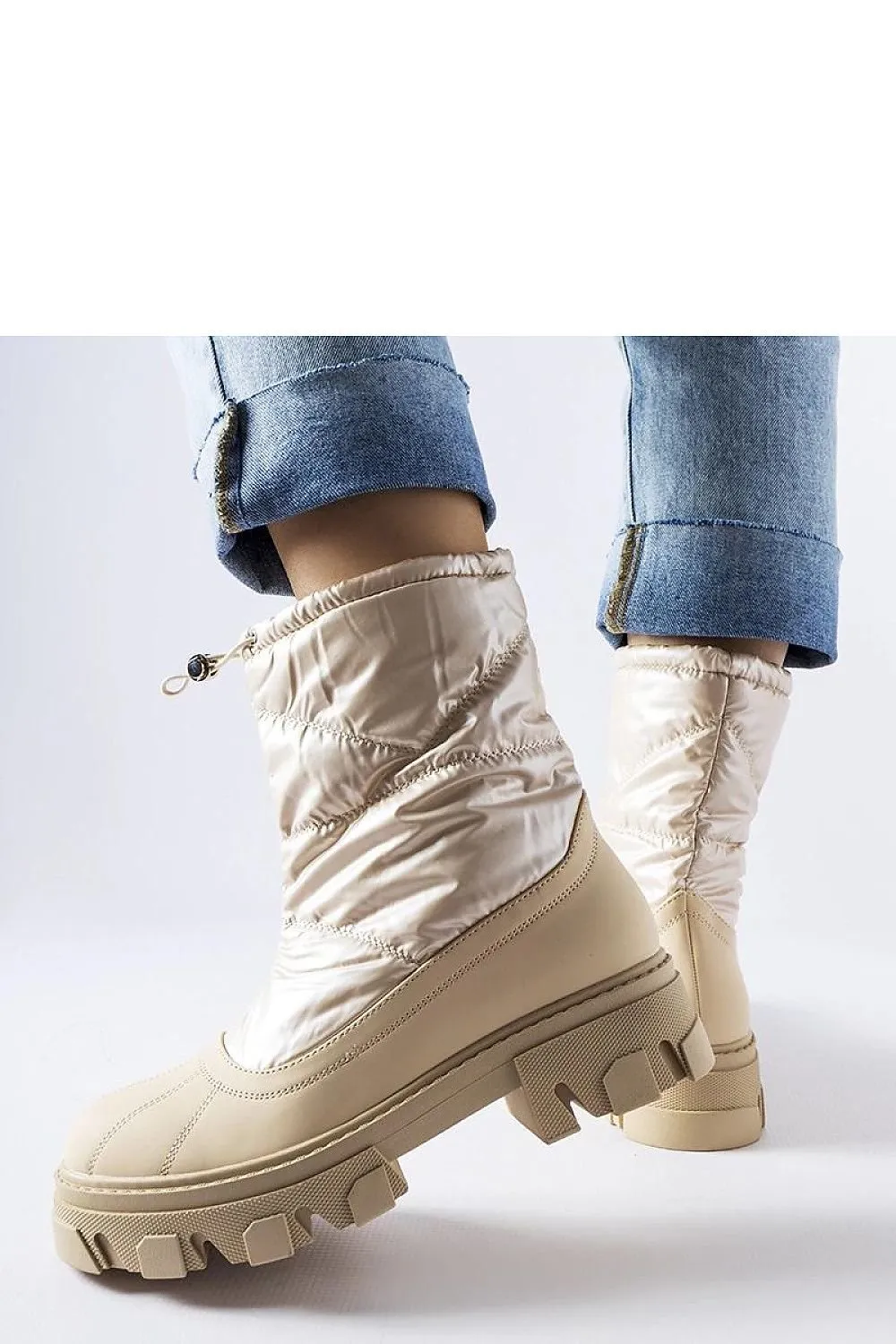 Beige snow boots with a cuff