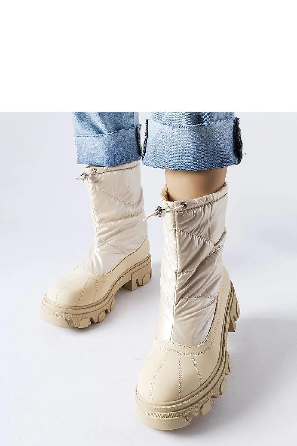 Beige snow boots with a cuff