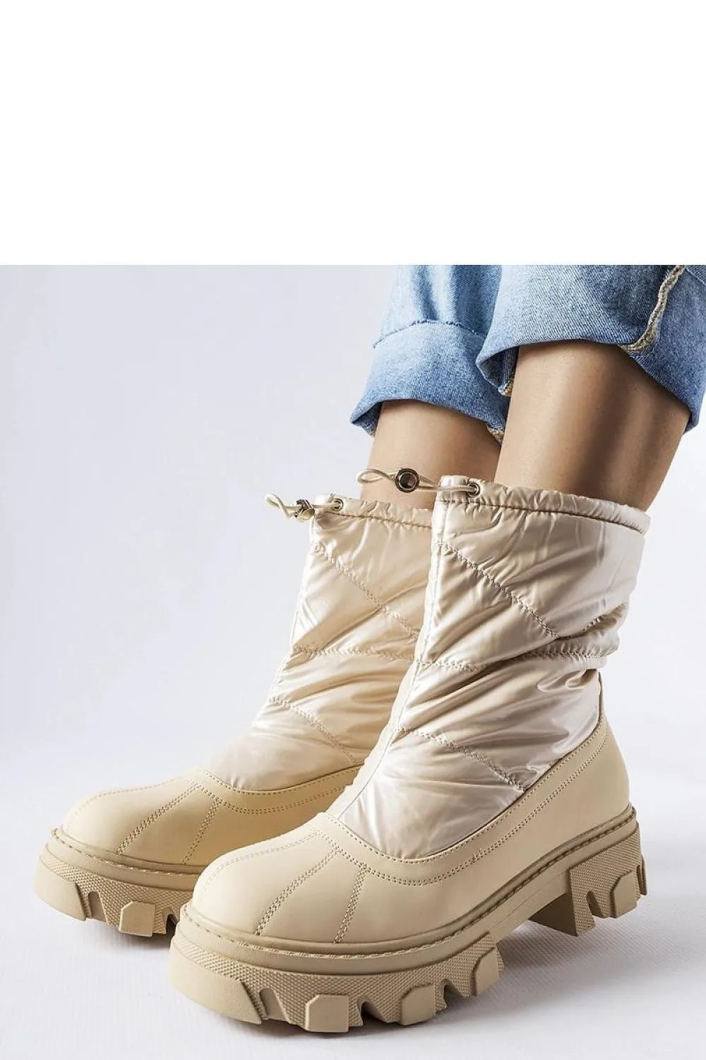 Beige snow boots with a cuff