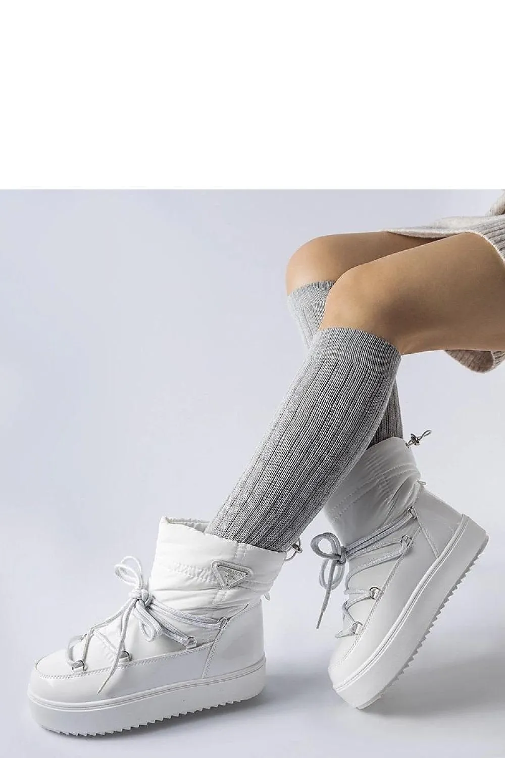 White insulated snow boots