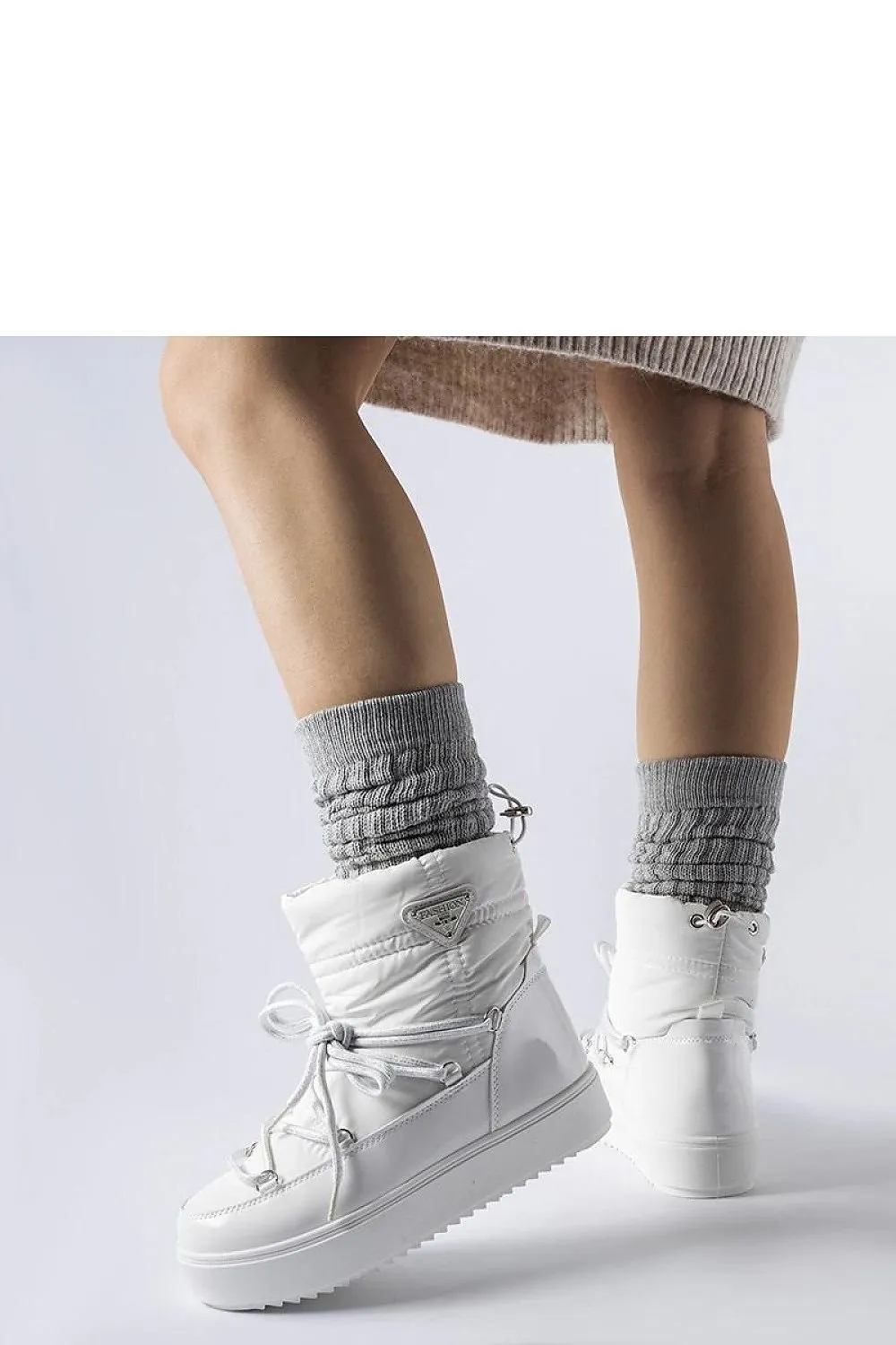 White insulated snow boots